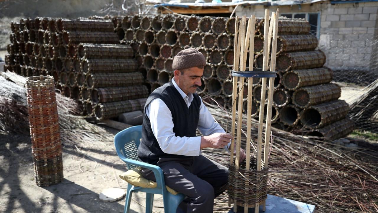 Bitlisli arıcı, bal ürettiği kara kovan sepetlerini kendisi örüyor