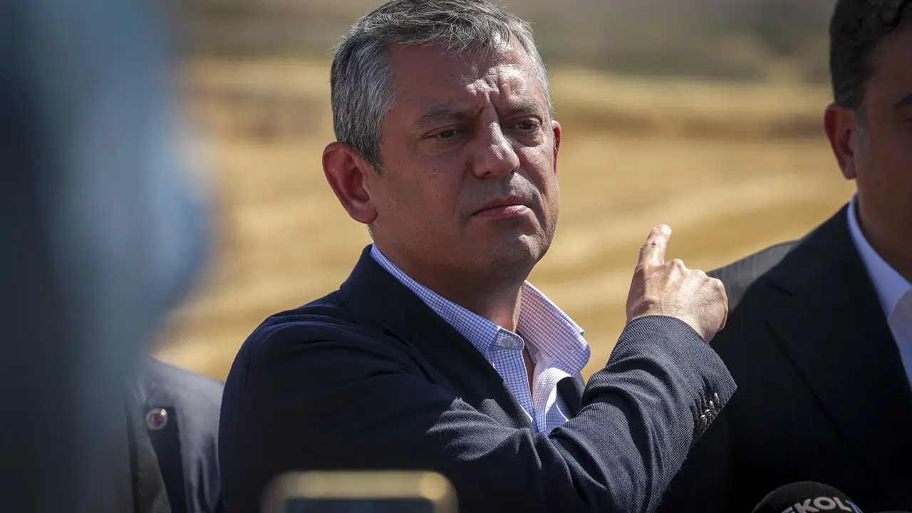 CHP Niğde Milletvekili Ömer Fethi Gürer, 20 Mayıs Dünya Arı Günü öncesi Niğde’nin Çamardı ilçesinde arıcılarla görüştü. Pazara sunulan balın daha dikkatli kontrol edilmesi gerektiğini belirten Gürer, 