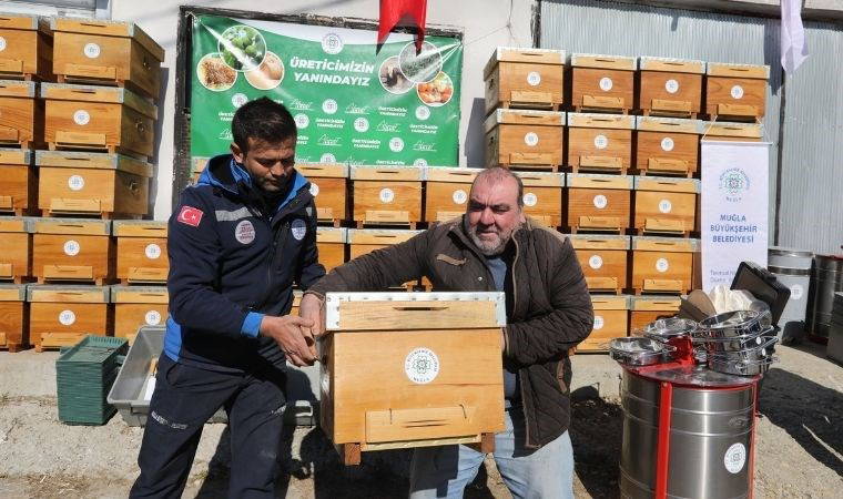 Muğla Büyükşehir Belediyesi, 2024 yılında yaşanan yangında kovanları zarar gören arıcılara, 210 adet kovan, 5 bal süzme makinesi, 5 bal dinlendirme teknesi, 5 bal hasat çadırı ve 512 adet arıcılık el malzemesi desteği sağladı.
