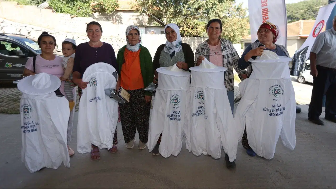 Muğla Büyükşehir Belediyesi, arıcılığı desteklemek amacıyla il genelinde 3 bin adet arıcı maskesi dağıtımı gerçekleştiriyor.