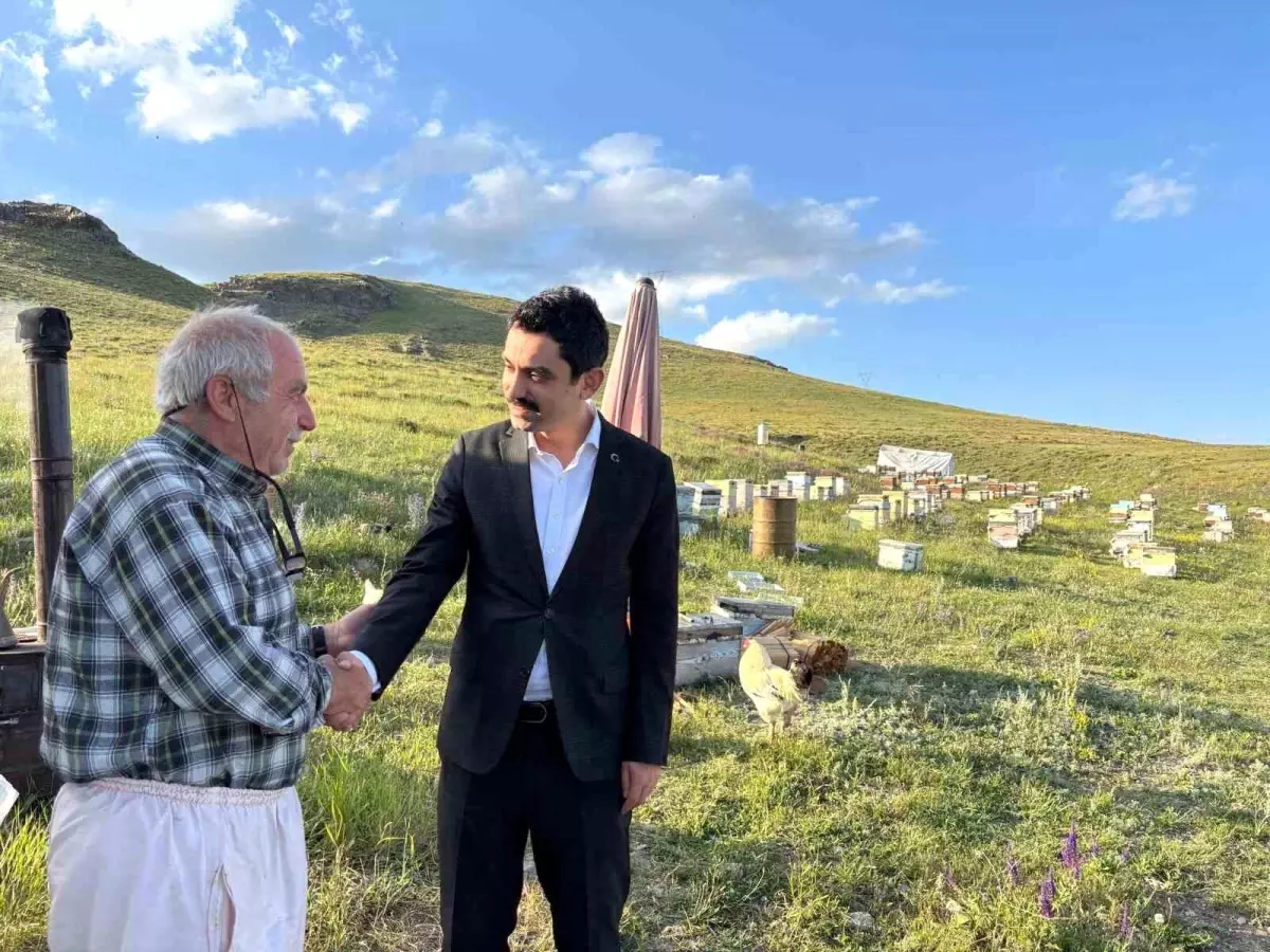 Kaymakam Tutal, Susuz'da arıcı Hüseyin Sarıkaya'yı ziyaret ederek arıcılık faaliyetlerini inceledi.