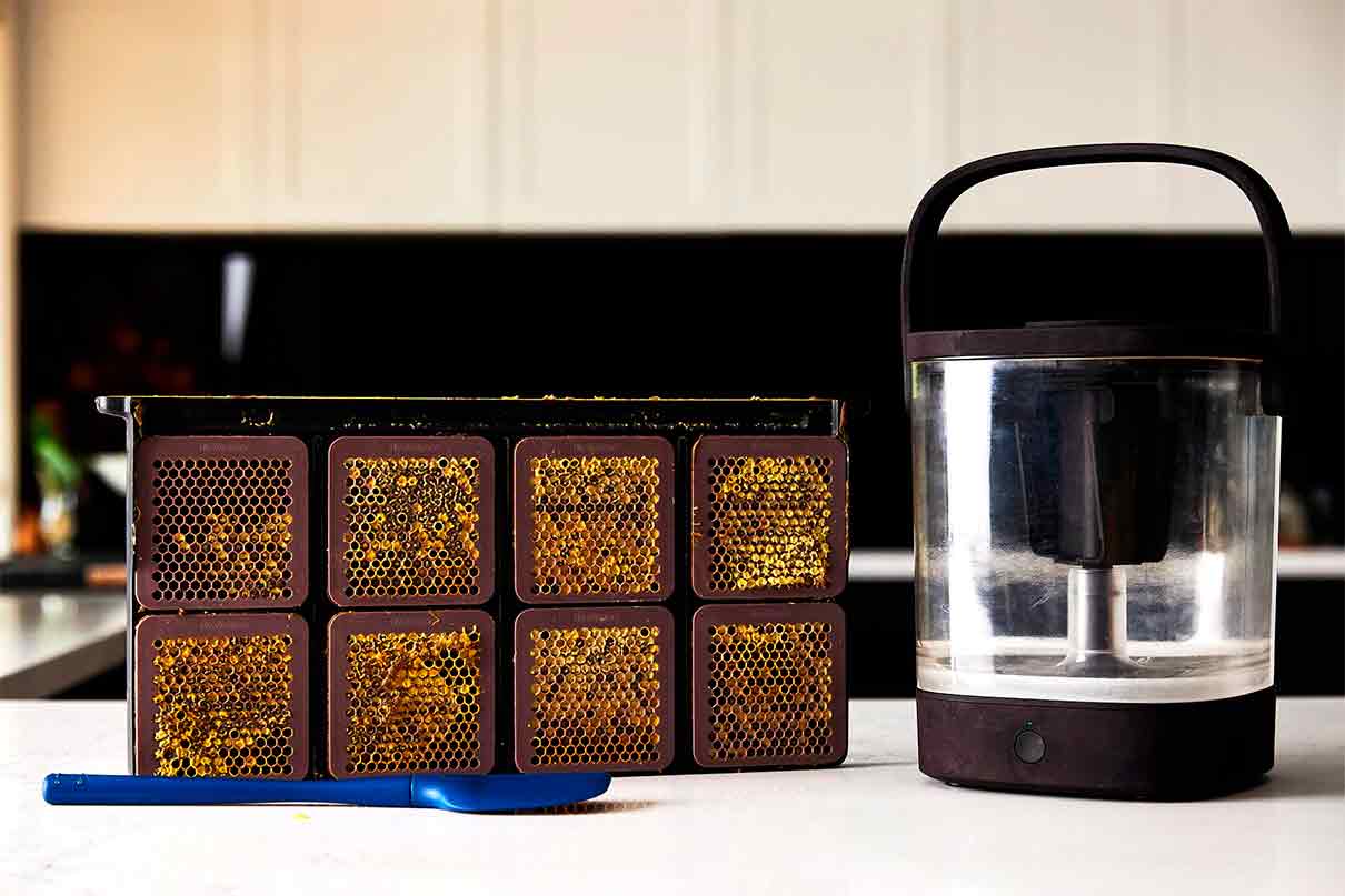 Minicosecha de miel: una empresa australiana inventa un extractor en miniatura para panales inteligentes