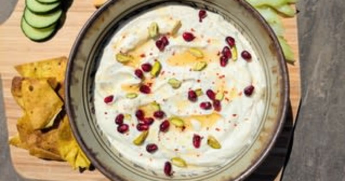 Feta ve Krema Peynirli Dip Mezze tabağının bir parçası olarak, crostini üzerine sürmek için…