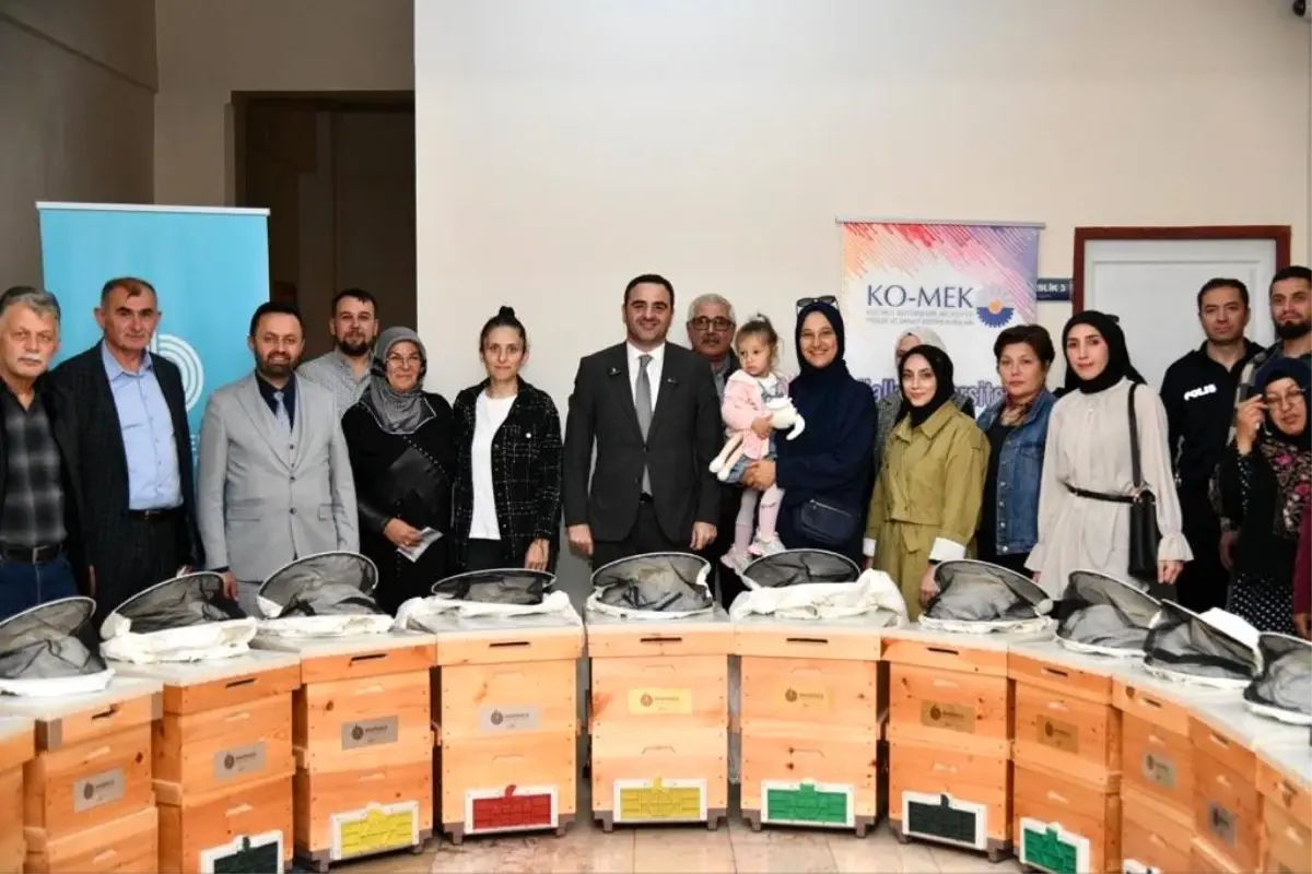 Başiskele'de Arıcılık Eğitimini Tamamlayan Kursiyerlere Malzeme Desteği Sağlandı