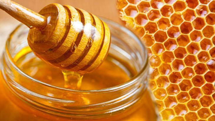 Petek balı tülbentle süzme sırrı! Tek damlası bile ziyan olmuyor