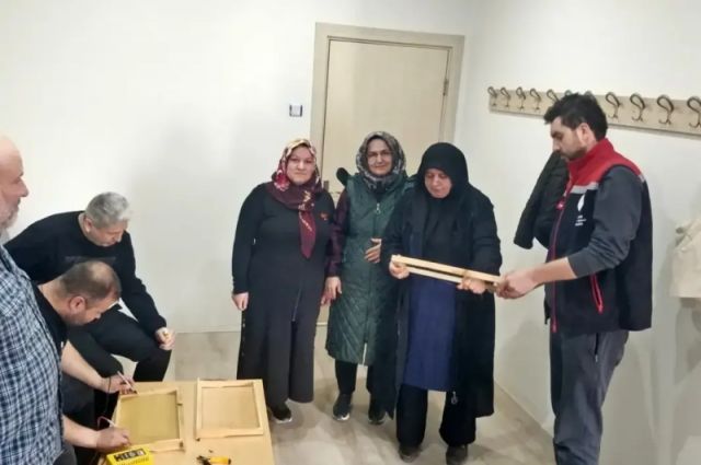 In Bolu haben 54 Kursteilnehmer, die den Imkerkurs erfolgreich abgeschlossen haben, das Recht…