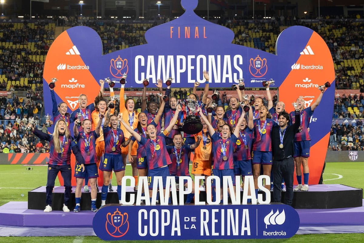 El Barcelona alza la Copa de la Reina y también va a por la Champions