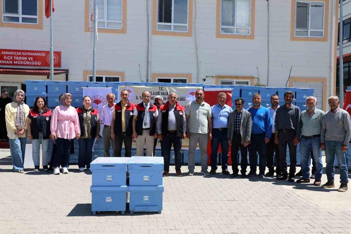 エラズığのカラコチャン地区で15人の養蜂家に150個の巣箱が配布されました