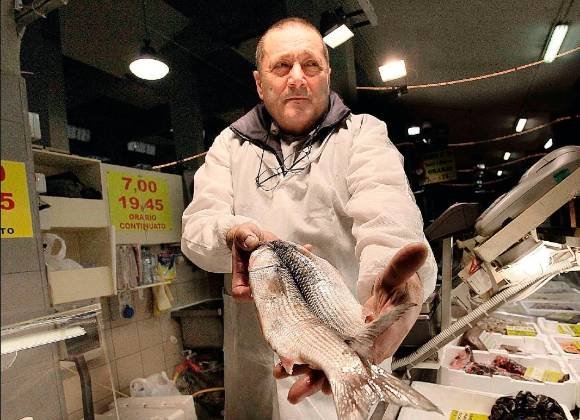 Rimini, 57 anni dietro i banconi del pesce, Loris Garattoni in pensione