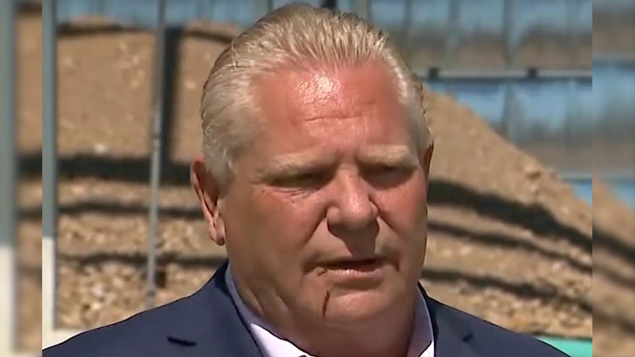 Ontario Başbakanının konuşma sırasındaki arı ile zor anlar