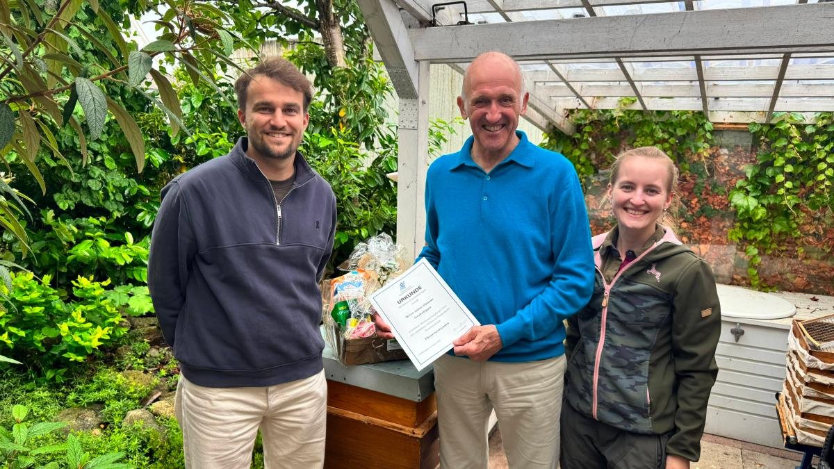 
 
 Members of the Großaitingen Beekeeping Association unanimously decided to honor Anton Altmann as an honorary board member during their recent annual meeting