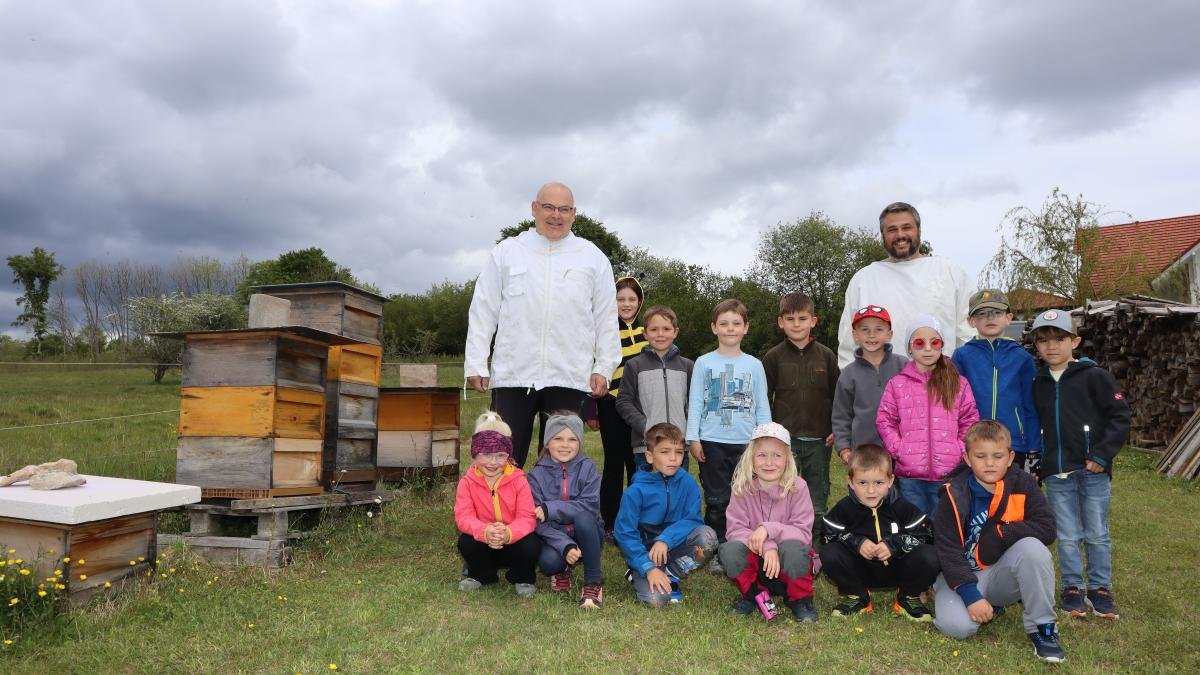 
 
 Preschool children from the Catholic Kindergarten St. Raphael visited Joachim Siber's home on Fichtenweg, where they were welcomed with a bee song and had t