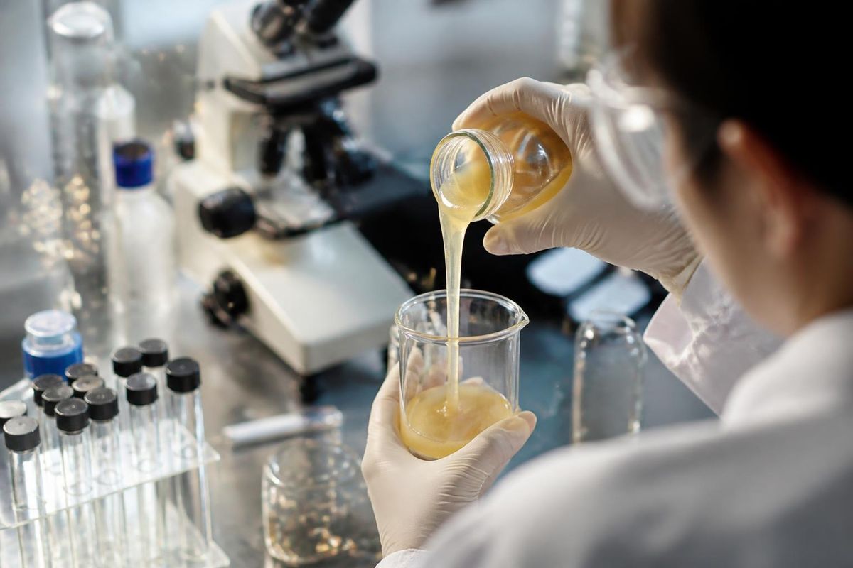 新しい研究によると、2026年に発表された研究では、蜂蜜の王乳がアルギン酸ナトリウムを用いてナノ粒子構造にカプセル化されました。この研究では、王乳ナノ粒子の安定性、10-HDAの放出、細胞適…