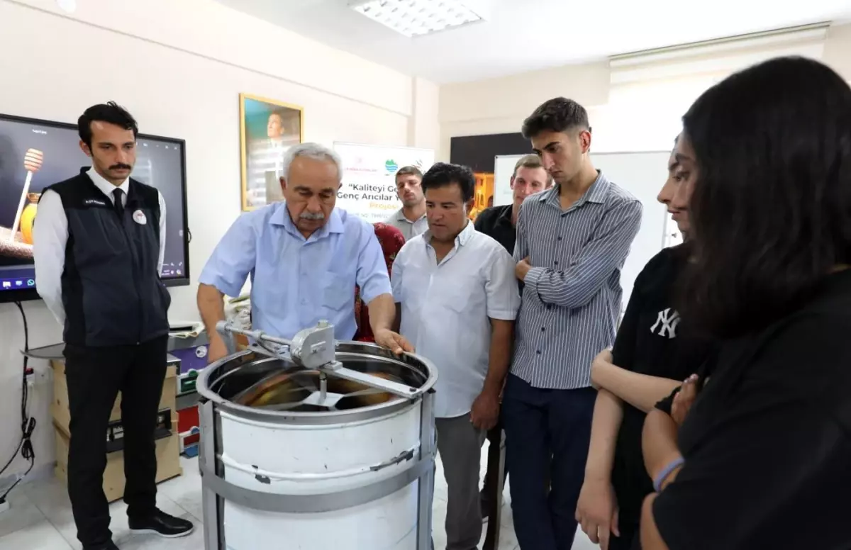 Karabük’ün Eflani ilçesinde, gençlere yönelik arıcılık eğitimleri düzenleyen 'Kaliteyi Geliştir, Genç Arıcılar Yetiştir' projesi ile 100’ü aşkın genç arıcılık sertifikası aldı. Proje ile bölgenin bal üretim potansiyelinin artırılması hedefleniyor.