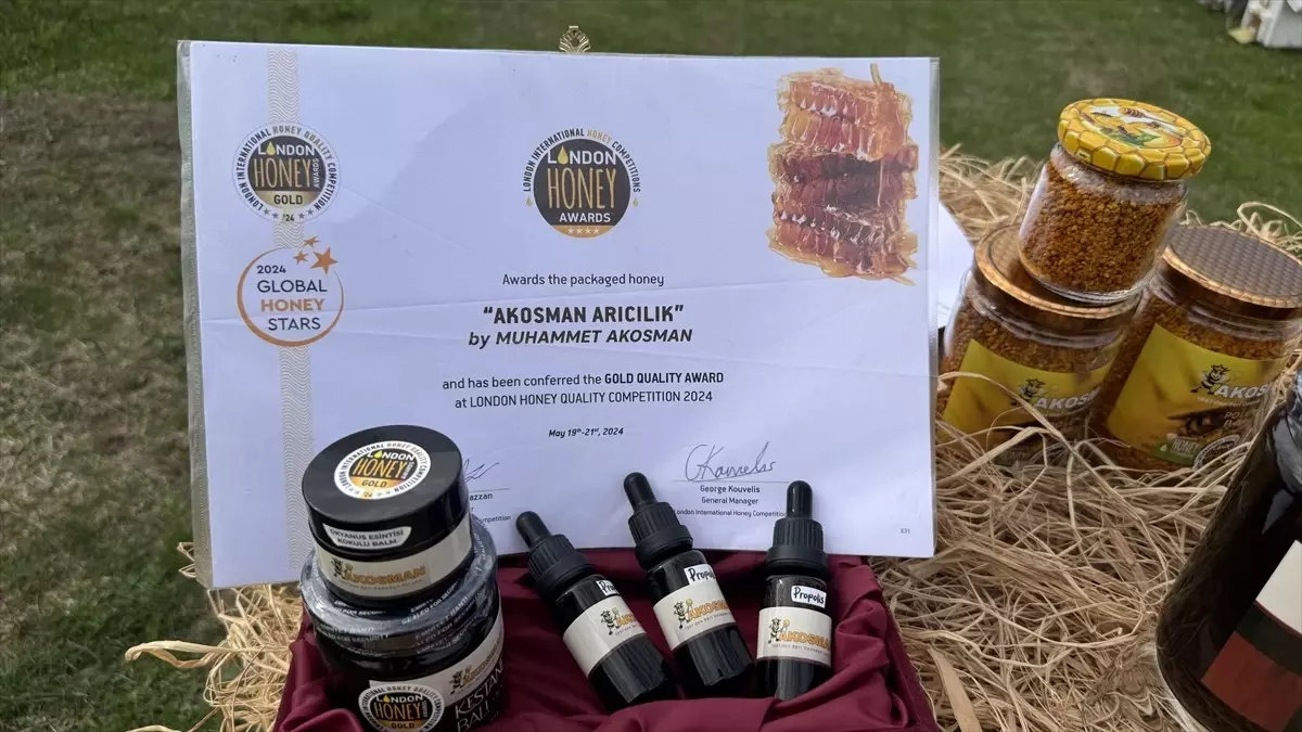 ゾングルダクで生産した栗の蜂蜜でロンドンで開催されたコンペティションに参加したムハンメト・アコスマン夫妻は、「世界で最も優れた栗の蜂蜜」部門で「ゴールドハニー賞」を受賞した喜びを味わっていま…