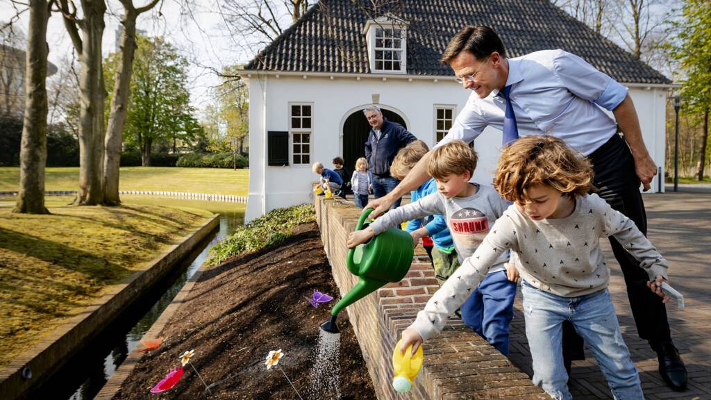 maandag 15 april 2019, 20:30Rutte roept op: zaai in tuin en balkon voor bijen en vlindersVlinders en bijen worden bedreigd door een gebrek aan voedsel. Dus zorgt de premier, met hulp, dat er bloemen in de tuin van zijn ambtswoning komen.