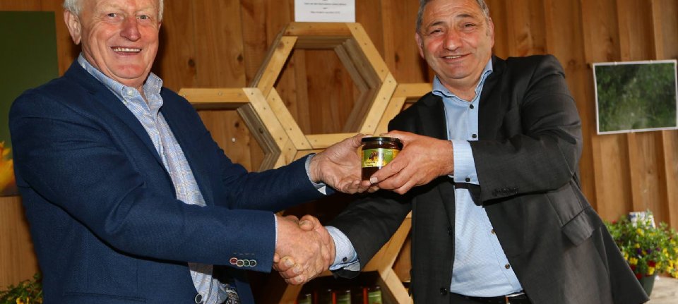 Organik Bal Sığır Yetiştiricisi (video) Haberler Toon van den Oord, ellerini sabırla cebinde…