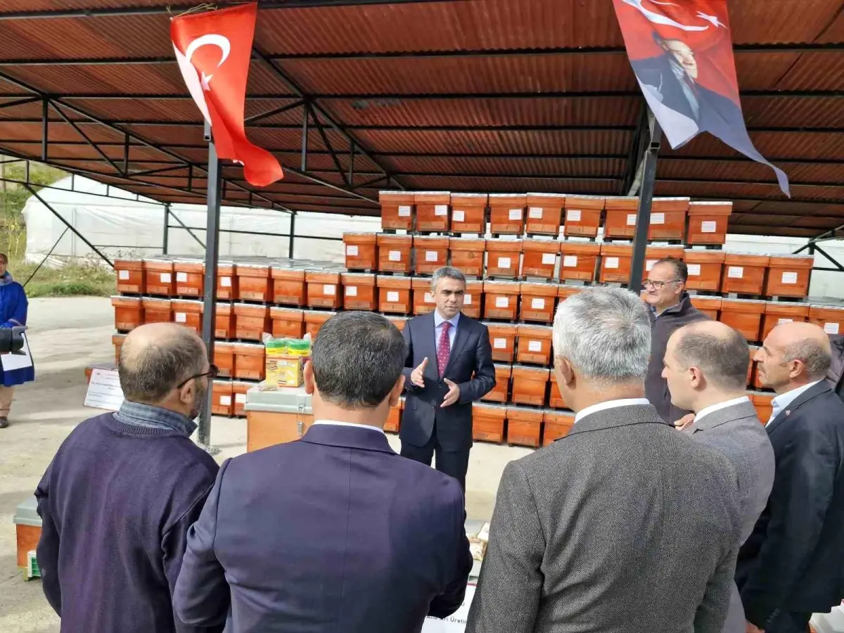 Erzurum'da Ana Arı Üretimi İçin Sertifika Dağıtımı Yapıldı