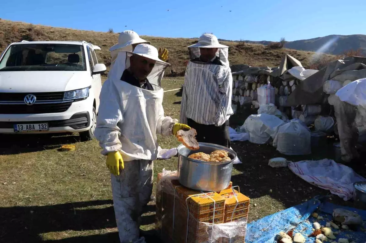 Die Ernte des Karakovan-Honigs in Hizan geht weiter In der Gemeinde Hizan in Bitlis wird die…