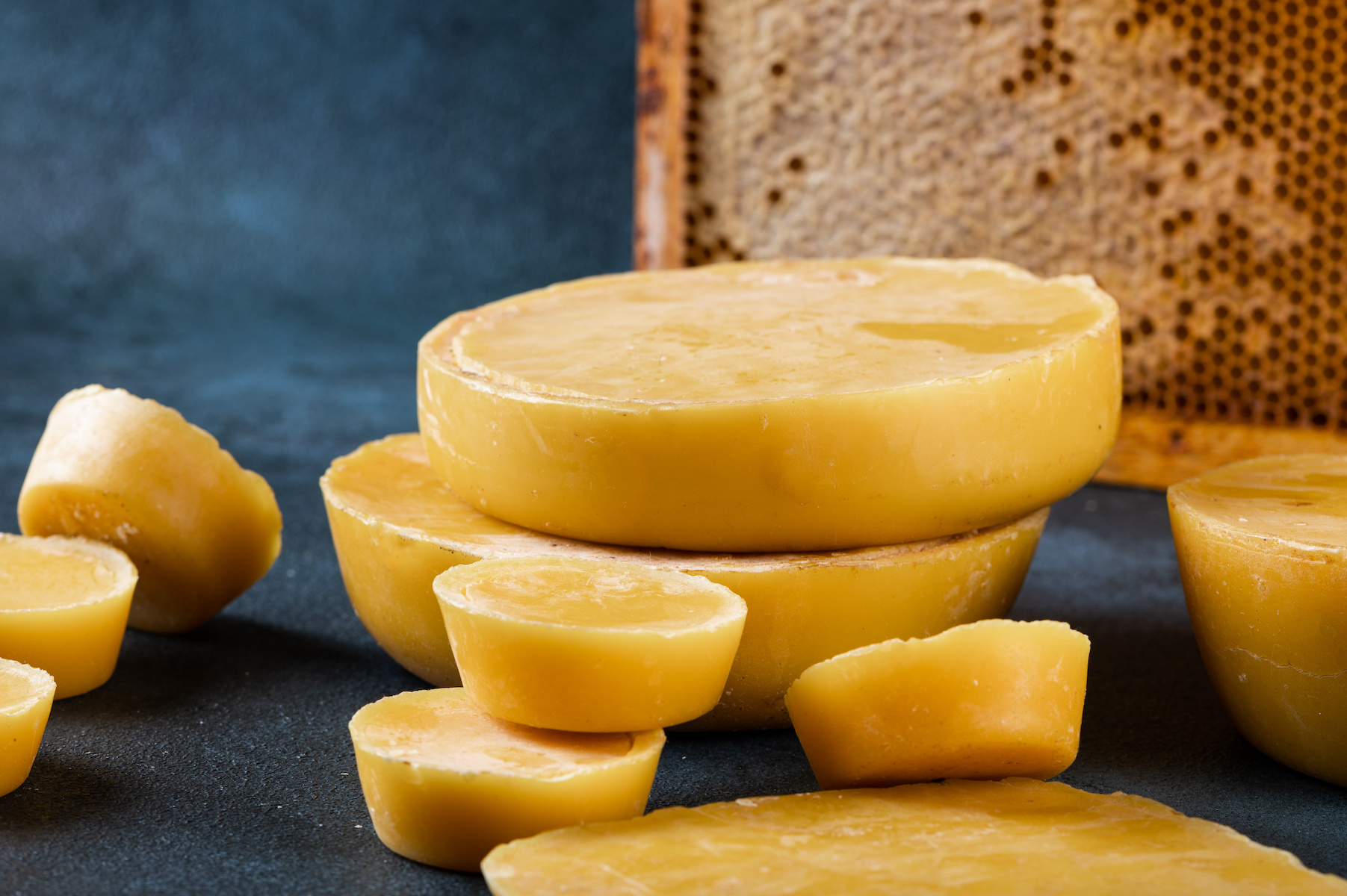 Wie man Bienenwachs schmilzt Befolgen Sie diese einfache Methode, um Bienenwachs zu schmelzen,…