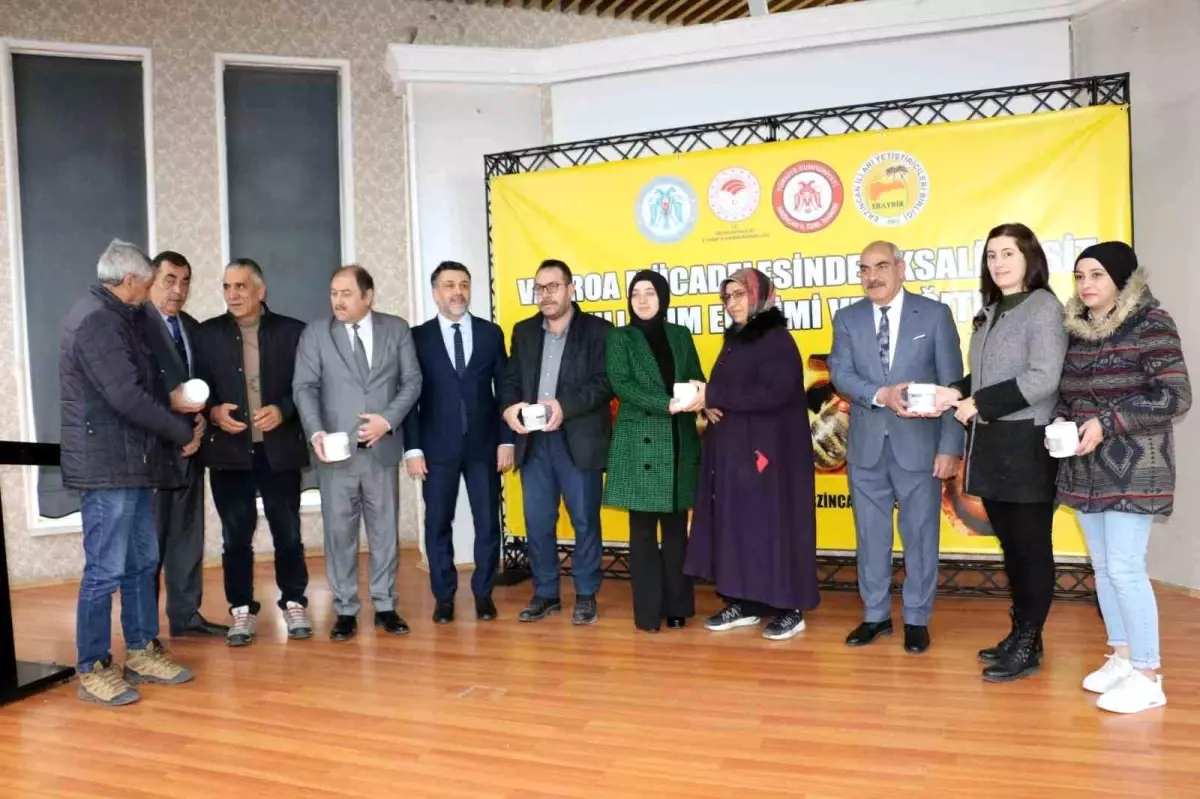Erzincan Tarım ve Orman İl Müdürlüğü ve Arı Yetiştiricileri Birliği tarafından düzenlenen programda, arıcılara varroa parazitine karşı oksalik asit dağıtımı yapıldı. Eğitimler ile arıcılığın geliştirilmesi hedefleniyor.