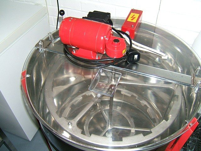 Bal süzme makinesinin (santrifüj) içi