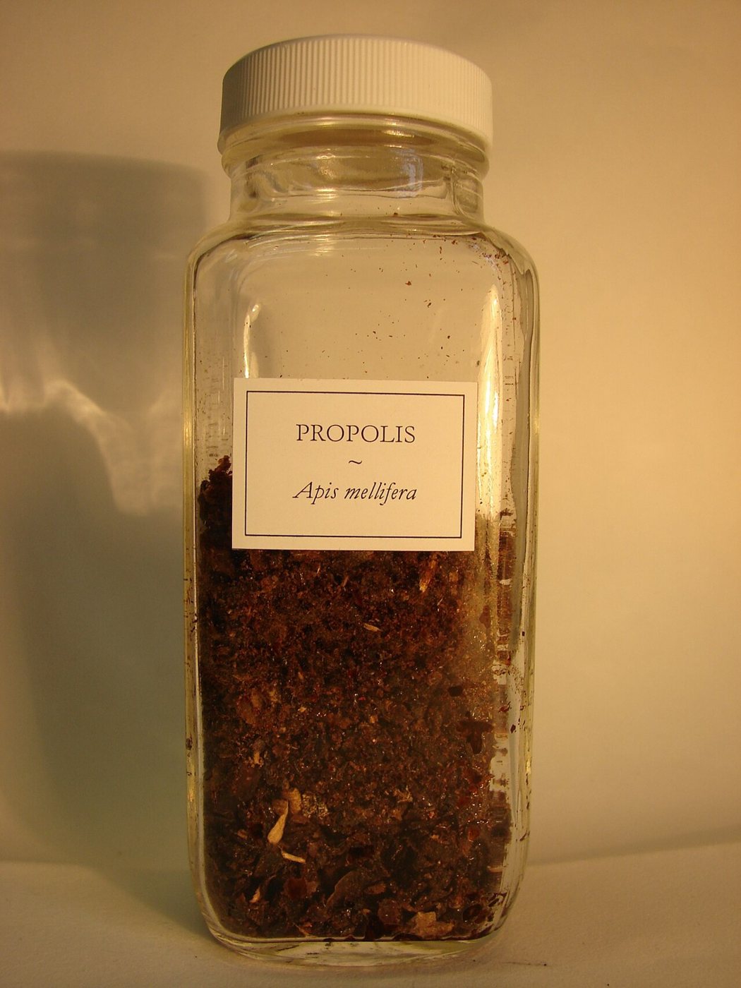 Cam kavanozda saklanan ham propolis