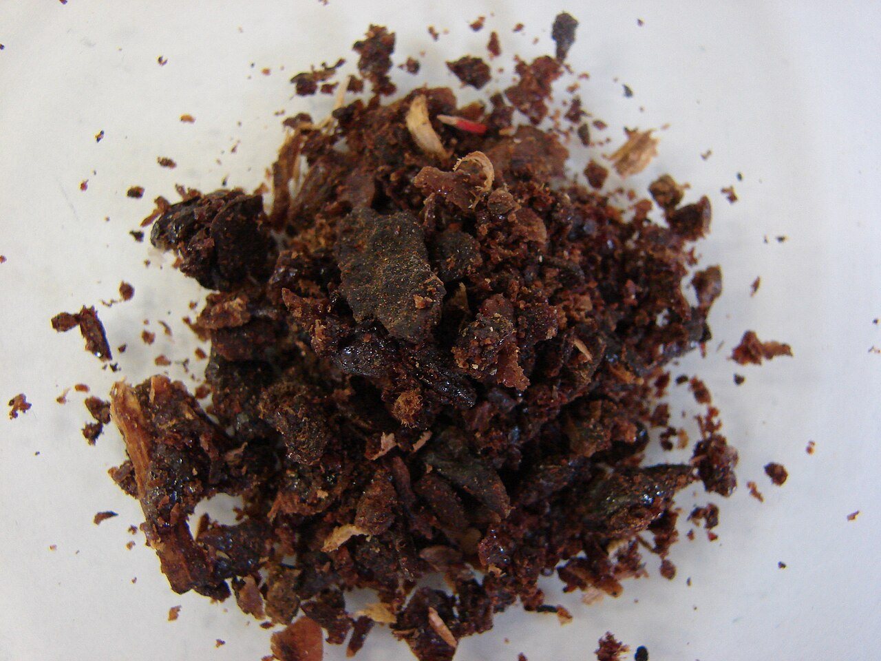 Ayıklanmayı bekleyen ham propolis yığını