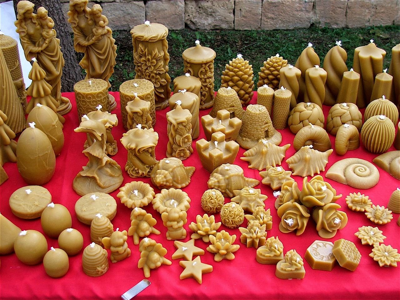 Balmumundan yapılmış mumlar ve süs eşyaları