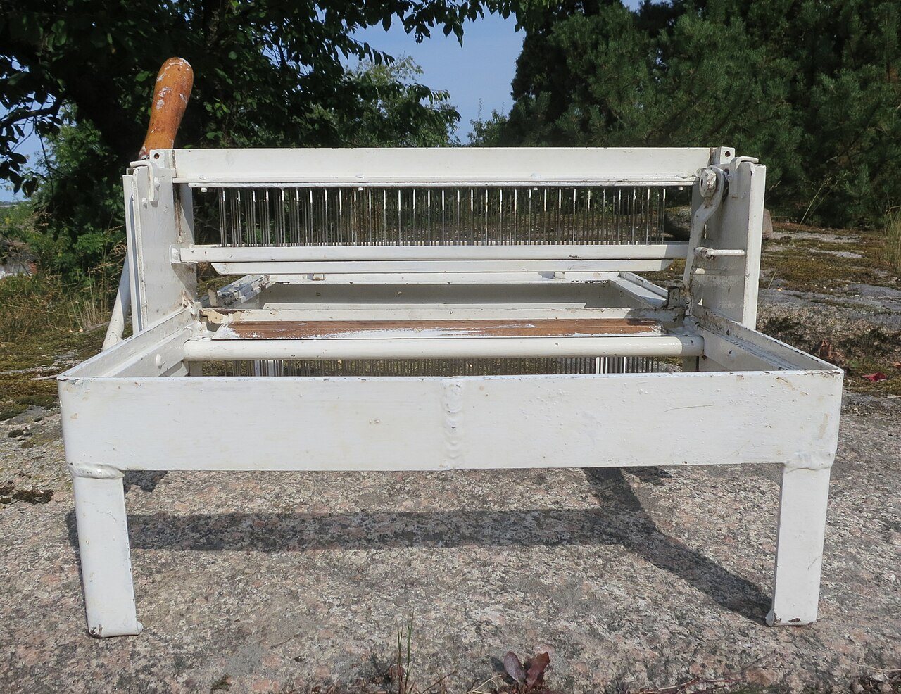 Needle honey loosener for heather comb