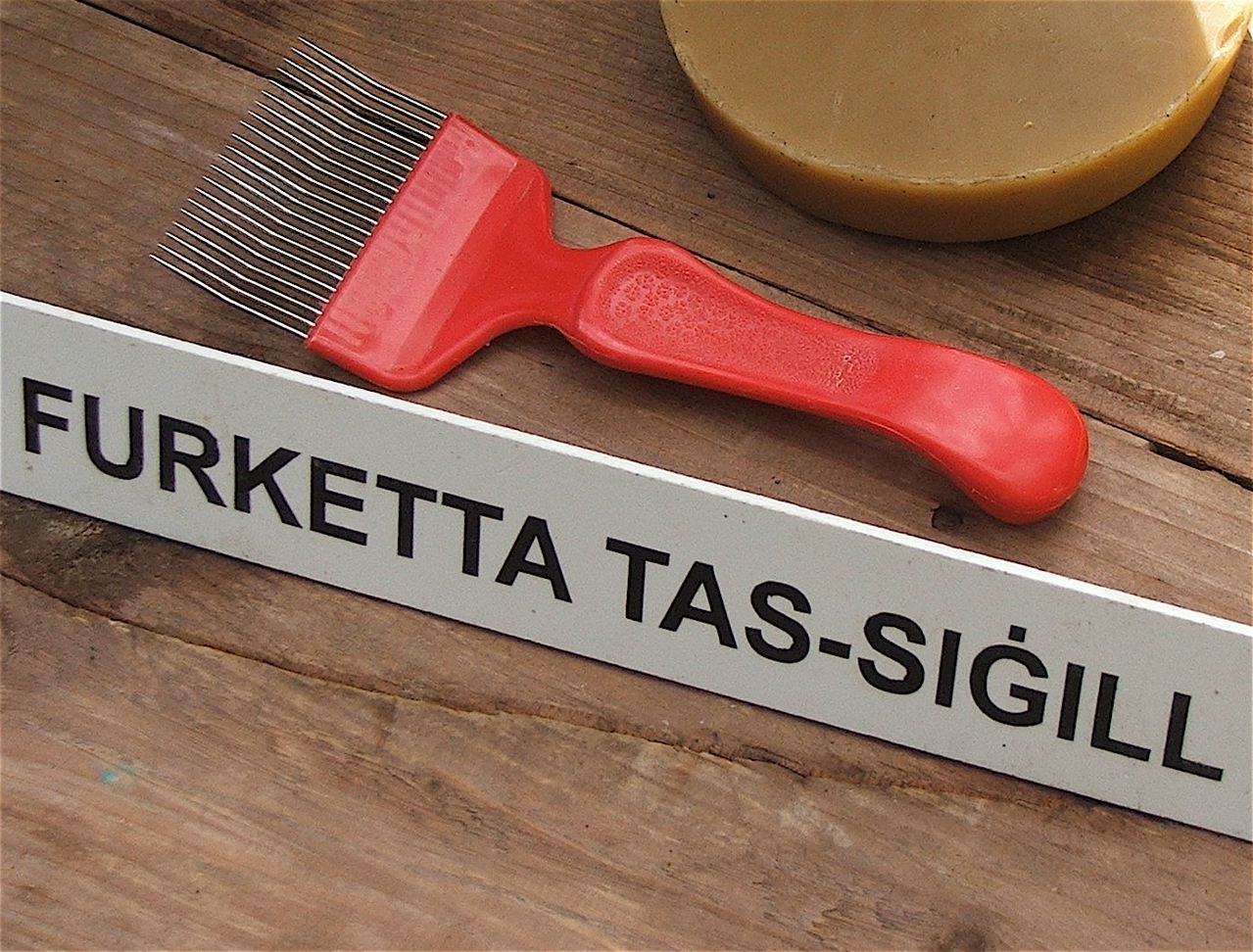 Plastik saplı sır alma çatalı ve balmumu