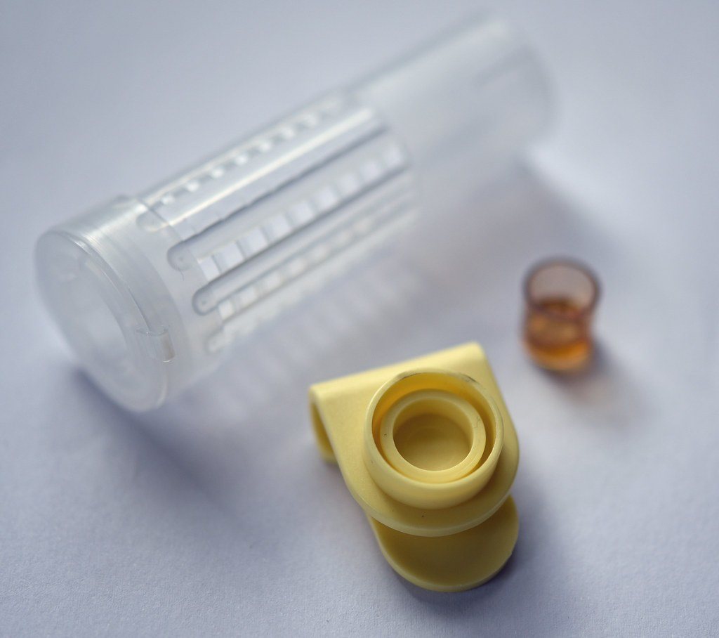 Plastik hücre kupu, sarı tutucu ve şeffaf koruma kafesi