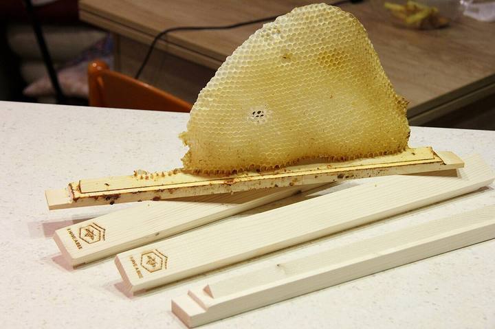 An Oberträger gebaute Naturwachswaben auf einem Tisch