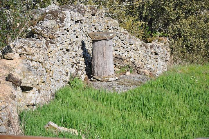 Taş duvar önünde mantar kabuğundan kovan