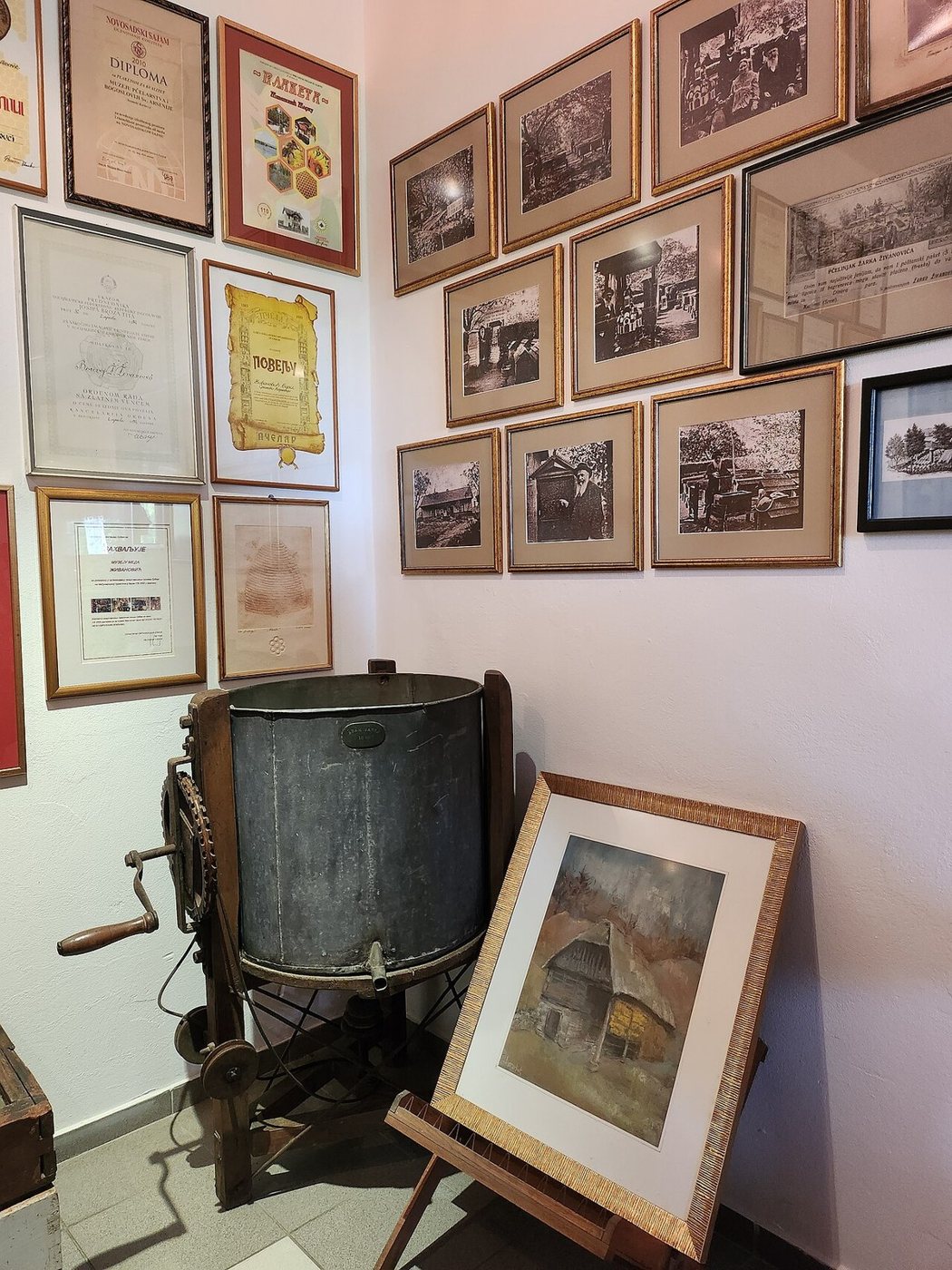 Arıcılık müzesinde eski el çevirmeli bal süzme