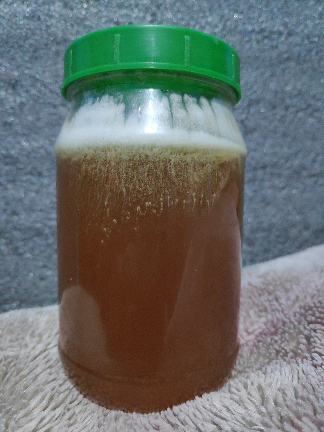 Plastik kapaklı kavanozda saklanan bal