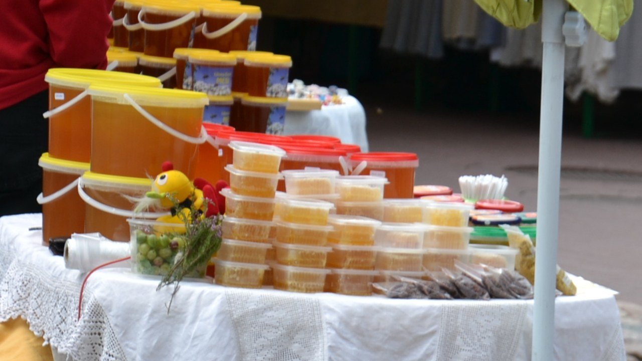 Pazarda satışa hazır plastik kaplarda paketlenmiş