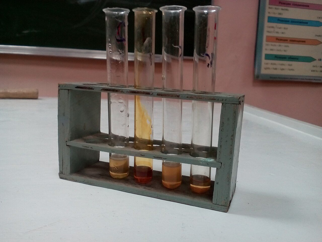 Laboratory test with honey solutions in tubes