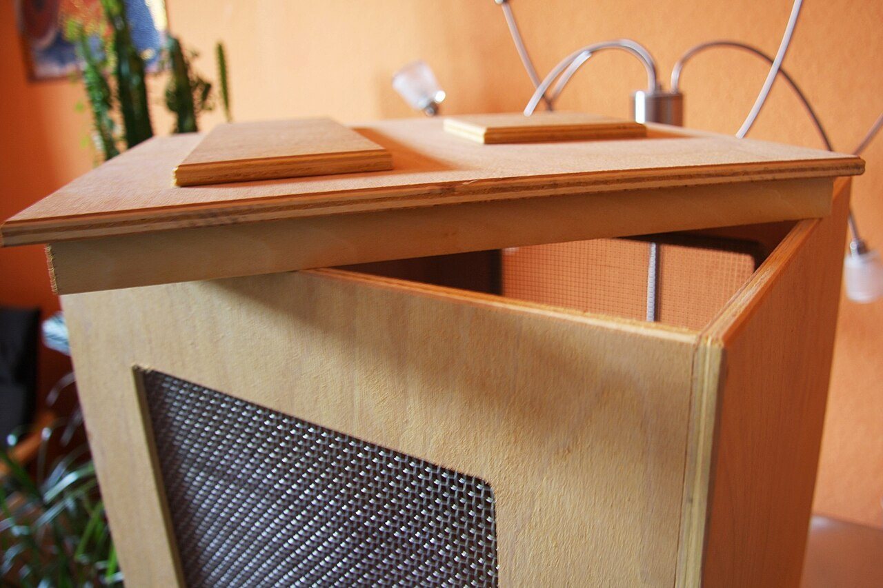 Wooden swarm box with a lid and wire-mesh sides